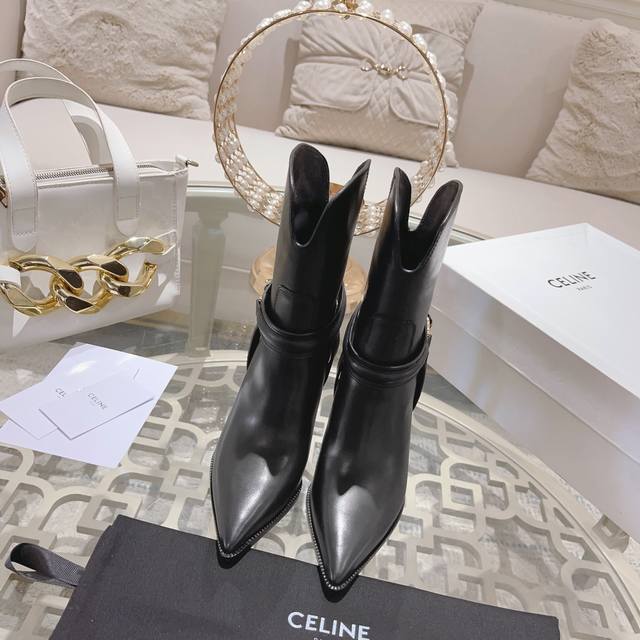 顶级品质celine 赛琳 2024Ss秋冬走秀新款！凯旋门五金扣高跟尖头短靴！这款靴子强烈推荐、五金扣带子设计简单的尖头短靴，果断就爱上了它[嘴唇]简约可以让