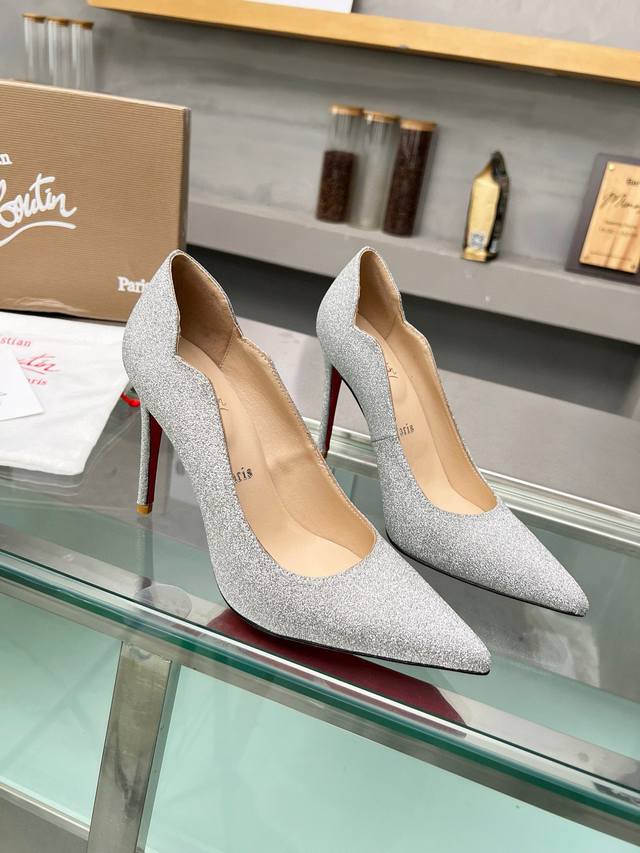 冲量价 Christianlouboutin 路铂廷 Cl红底鞋 2024 春夏系列新品登场，创意大胆的鞋履设计尽显前卫态度，焕新都市造型。优雅时尚上面镶有银色