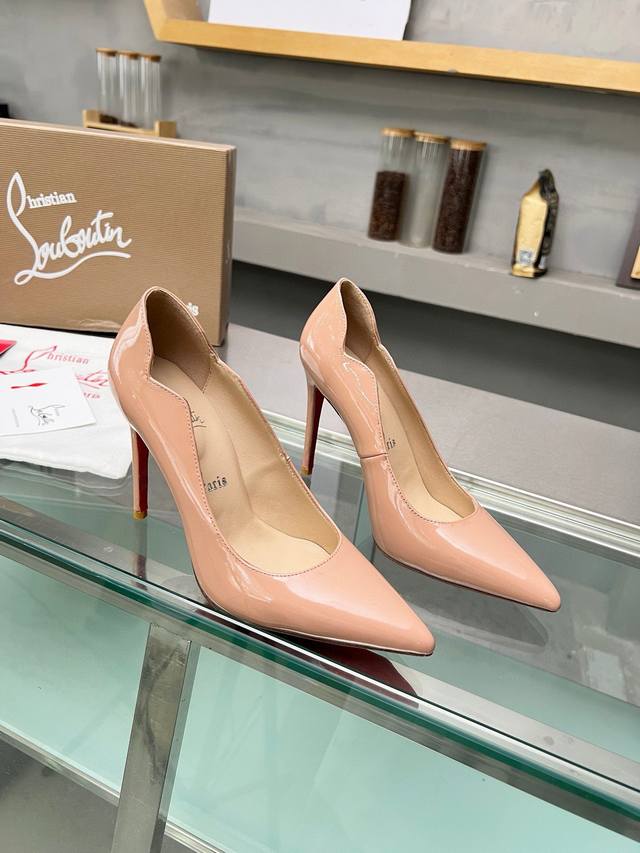 冲量价 Christianlouboutin 路铂廷 Cl红底鞋 2024 春夏系列新品登场，创意大胆的鞋履设计尽显前卫态度，焕新都市造型。优雅时尚上面镶有银色