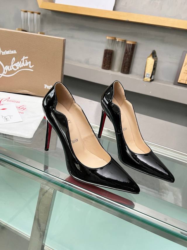 冲量价 Christianlouboutin 路铂廷 Cl红底鞋 2024 春夏系列新品登场，创意大胆的鞋履设计尽显前卫态度，焕新都市造型。优雅时尚上面镶有银色