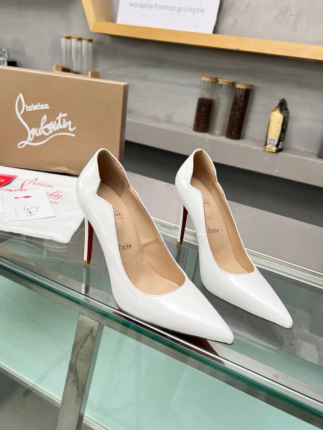 冲量价 Christianlouboutin 路铂廷 Cl红底鞋 2024 春夏系列新品登场，创意大胆的鞋履设计尽显前卫态度，焕新都市造型。优雅时尚上面镶有银色