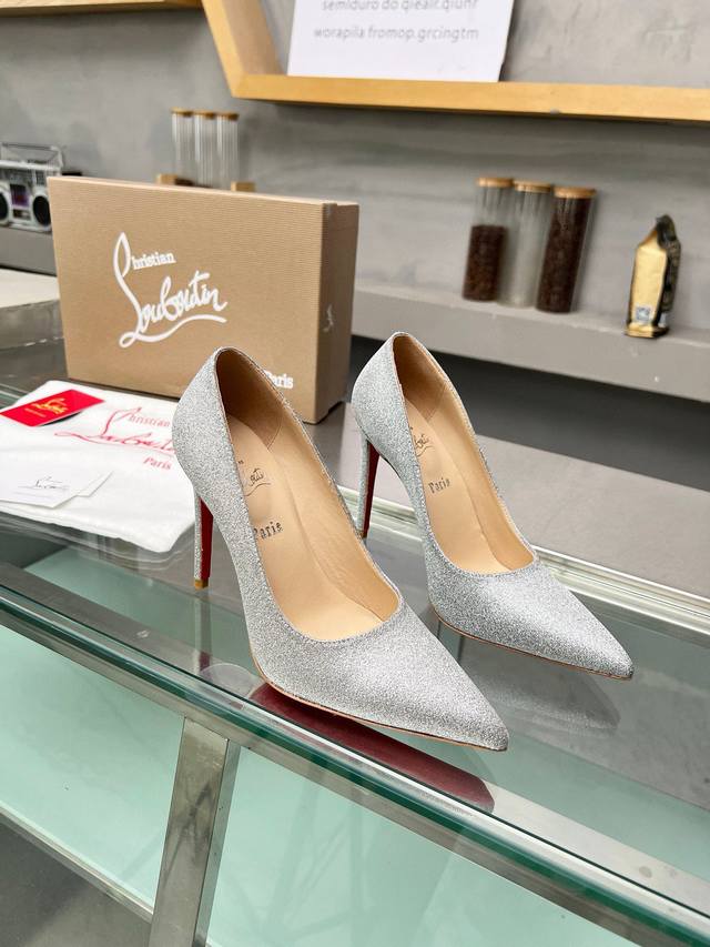 冲量价 Christianlouboutin 路铂廷 Cl红底鞋 2024 春夏系列新品登场，创意大胆的鞋履设计尽显前卫态度，焕新都市造型。优雅时尚上面镶有银色