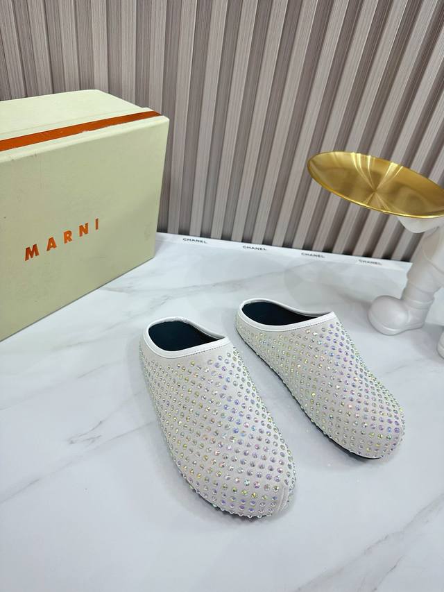 冲量价 Marni 新品 全新设计风格，原版定制，大气时尚 面料 羊京烫钻 内里 羊皮 鞋底 原版原色橡胶大底 优雅风格 创造不一样的感觉 专柜包装 简约气质款