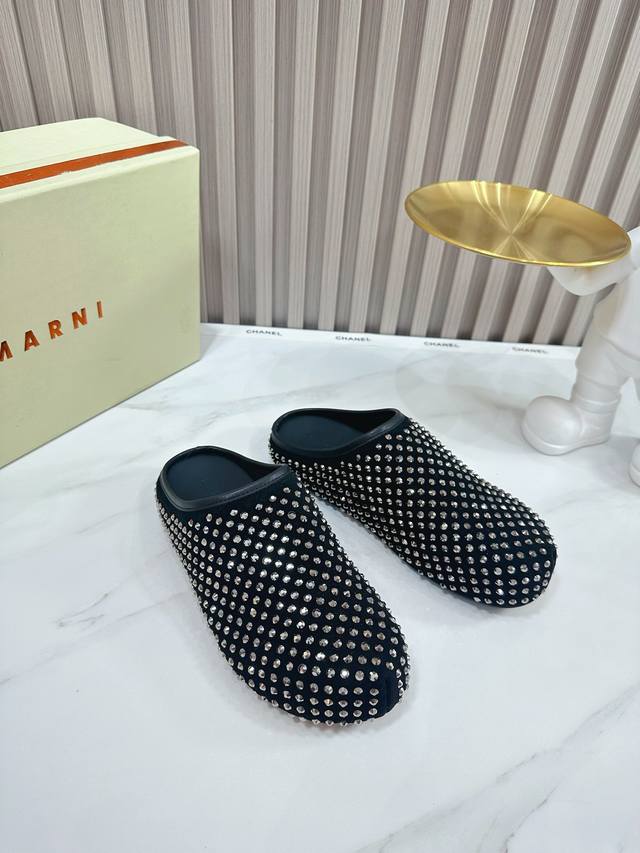 冲量价 Marni 新品 全新设计风格，原版定制，大气时尚 面料 羊京烫钻 内里 羊皮 鞋底 原版原色橡胶大底 优雅风格 创造不一样的感觉 专柜包装 简约气质款