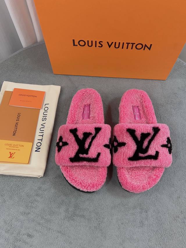 冲量价 Louis Vuitton 新款羊毛拖鞋细柔软羊毛 頂级品质纯皮毛一体直毛打造！超温暖的感觉，穿上仿佛踩在云朵上lv经典老花装饰，精致高级！让这双毛拖身