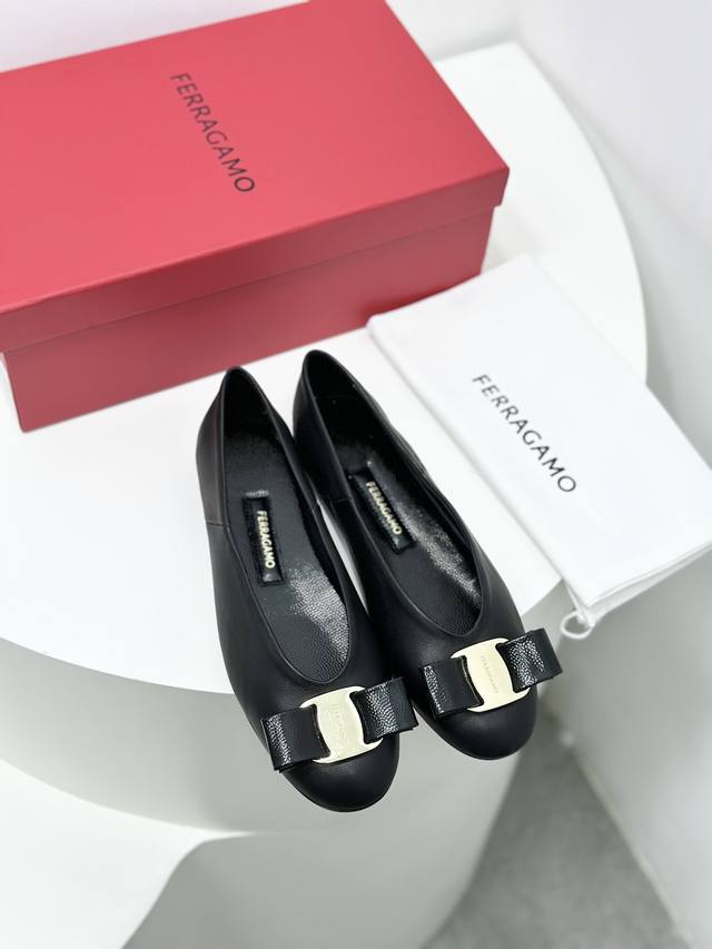 冲量价 24Ss Ferragamo菲拉格慕新版复古风平底女巫鞋奶奶鞋！ 菲拉格慕新出的女巫鞋比一般的奶奶鞋要时髦，V口鞋型拉长腿部比例，打造大长腿神器。 简约