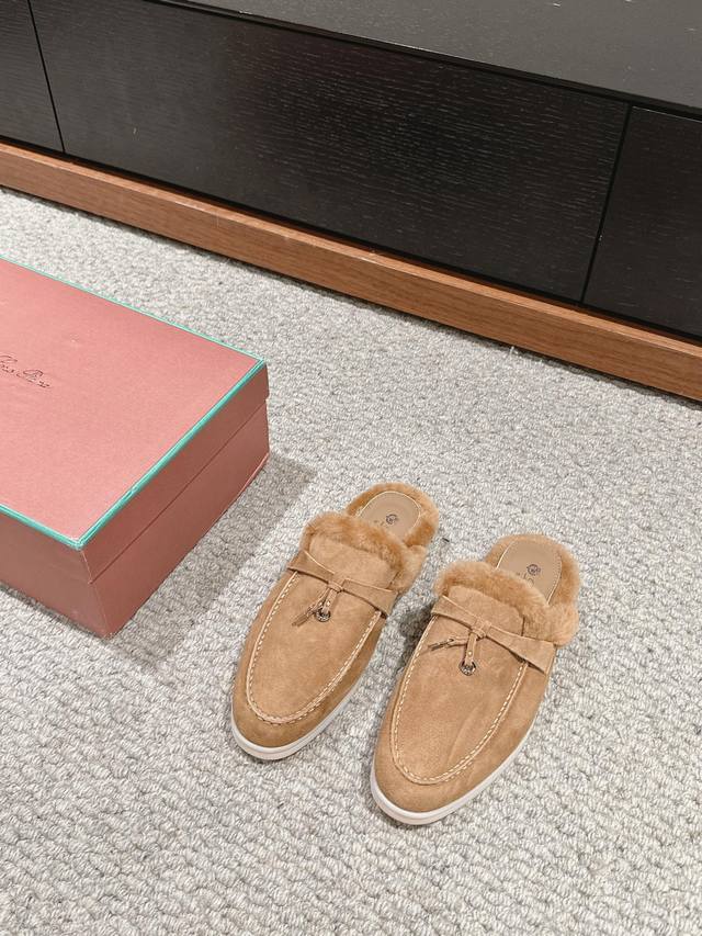 顶级品质 Loro Piana Ss24 New Arrival～ Lp经典openwalk Fur系列 毛毛鞋 经典毛毛鞋系列，不夸张的设计和过多的装饰， 看