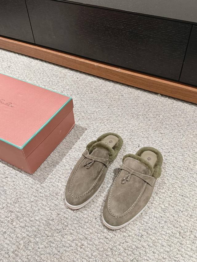 顶级品质 Loro Piana Ss24 New Arrival～ Lp经典openwalk Fur系列 毛毛鞋 经典毛毛鞋系列，不夸张的设计和过多的装饰， 看