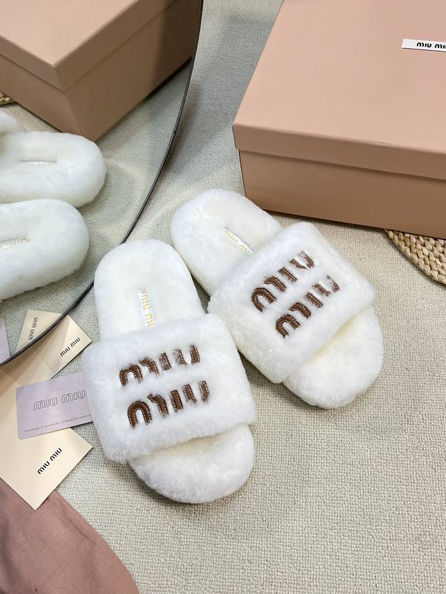 Miumiu顶级版本 2024秋冬潮品毛毛拖 ！1：1开模秒杀市场一切版本 欧美名媛 明星 网红girl 大爱款 ，冰岛进口羊毛 单色羊毛蓬松柔软 亲肤柔软冬季