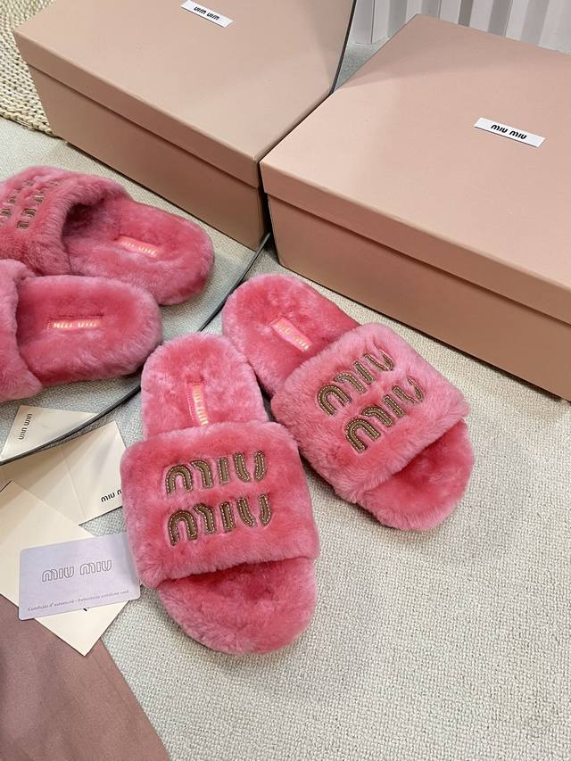 Miumiu顶级版本 2024秋冬潮品毛毛拖 ！1：1开模秒杀市场一切版本 欧美名媛 明星 网红girl 大爱款 ，冰岛进口羊毛 单色羊毛蓬松柔软 亲肤柔软冬季