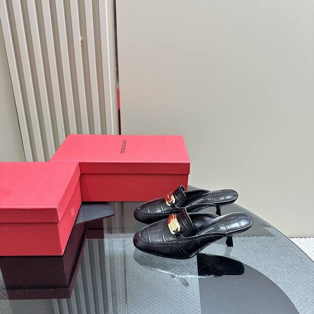 Ferragamo Ss24春夏款全新上市菲拉格慕猫跟穆勒凉拖，这款猫跟穆勒凉拖鞋随性时髦，对比鲜明的配色和纹理更添亮点。鞋面选用棉麻帆布和牛皮制成，饰有双缝线