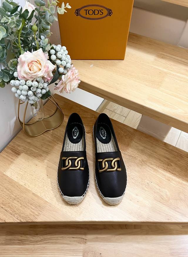 品牌:Tod‘S 款式:女士 材质:鞋面:皮革; 鞋底:橡胶;内里:皮革结构: 跟高约2Cm 闭合方式:套脚 码数：36-41 编号w42