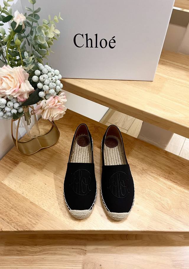 Chloe 蔻依 顶级代购货，最高版本，渔夫鞋 专柜2024早秋 新款 Chloe帆布字母渔夫鞋系列， 爆款单鞋，上脚很美。 购入正品原版build。 正品级顶