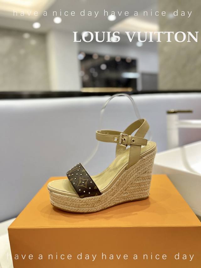 Louis Vuitton 最新走秀款厚底凉鞋 香港原版购入一比一开模 今年的款式比去年增加了老花原素 显得更为大牌 老花元素面款 内里垫脚全羊皮 水台原版麻绳