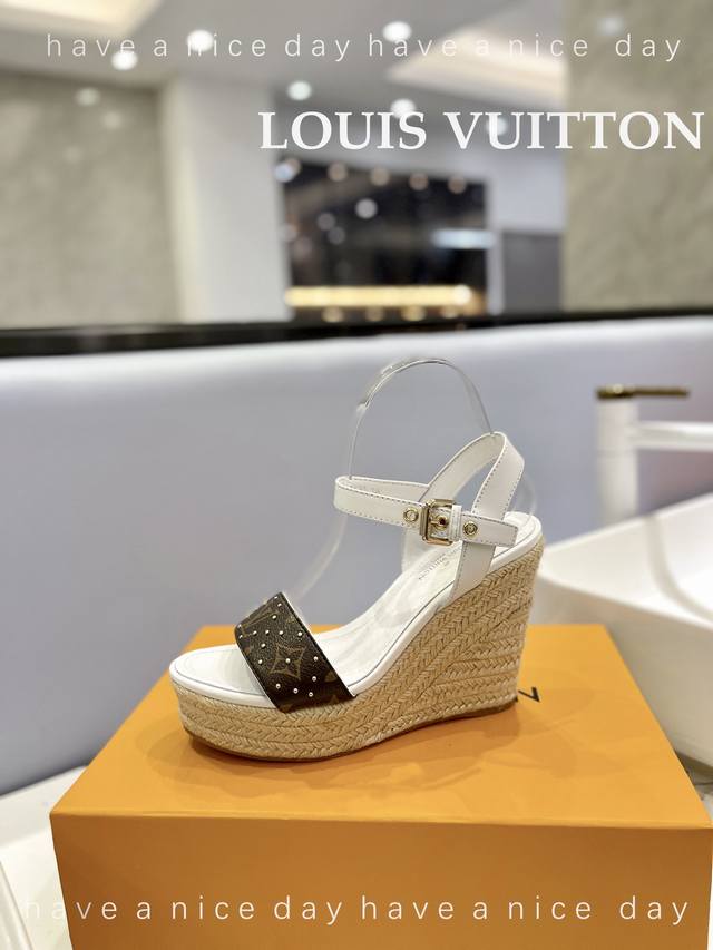 Louis Vuitton 最新走秀款厚底凉鞋 香港原版购入一比一开模 今年的款式比去年增加了老花原素 显得更为大牌 老花元素面款 内里垫脚全羊皮 水台原版麻绳