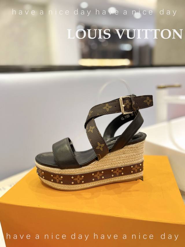 Louis Vuitton 最新走秀款厚底凉鞋 香港原版购入一比一开模 今年的款式比去年增加了老花原素 显得更为大牌 皮面款采用原版仿旧打蜡牛皮 内里垫脚全羊皮