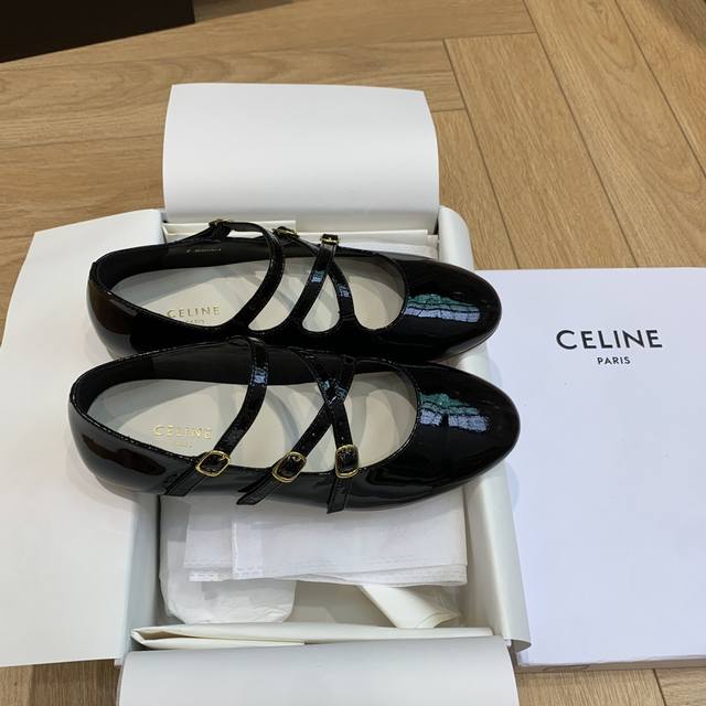 顶级品质celine 赛琳24Ss秋冬秀场主推款复古中带有少女 玛丽珍平底乐福鞋！脚背扣带设计 极度显瘦 修饰腿型 气质与性感兼顾 完全击中姑娘们得♀少女心！四