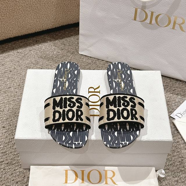 平底 中跟 代购级别 2024新款迪奥miss Dior 系列平底拖鞋，经典上乘美艳力作 Dior专柜最火春夏系列 兼备气质 时尚 经典耐看的设计风格 上脚效果