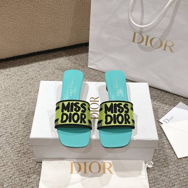 平底 中跟 代购级别 2024新款迪奥miss Dior 系列平底拖鞋，经典上乘美艳力作 Dior专柜最火春夏系列 兼备气质 时尚 经典耐看的设计风格 上脚效果