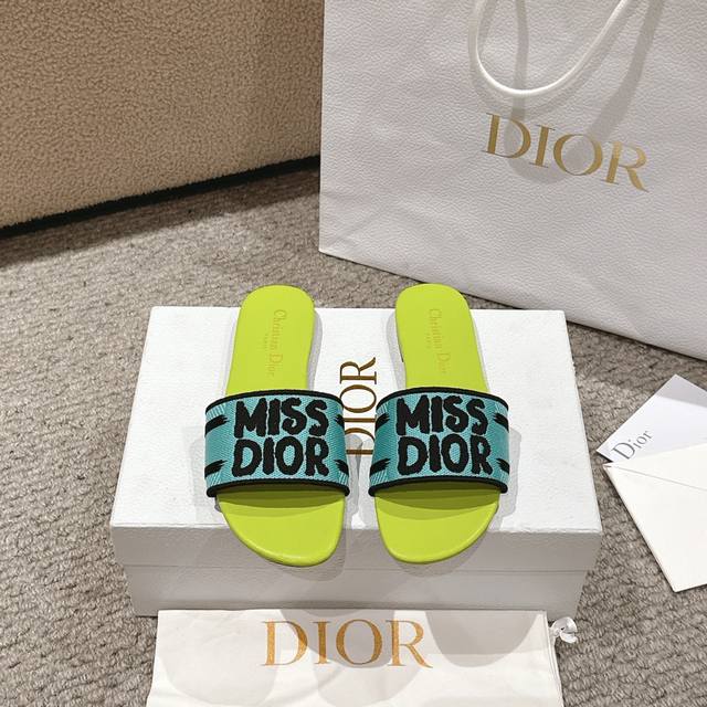 平底 中跟 代购级别 2024新款迪奥miss Dior 系列平底拖鞋，经典上乘美艳力作 Dior专柜最火春夏系列 兼备气质 时尚 经典耐看的设计风格 上脚效果