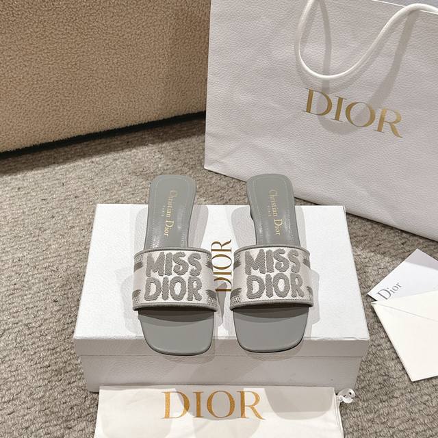 平底 中跟 代购级别 2024新款迪奥miss Dior 系列平底拖鞋，经典上乘美艳力作 Dior专柜最火春夏系列 兼备气质 时尚 经典耐看的设计风格 上脚效果