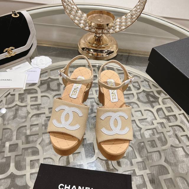 Chanel Ss24 New Arrival～ 小香经典坡跟凉鞋经典色春夏配色，简直是绝了 面料：原版开模布料 内里小羊皮！ 鞋型、材质、工艺、包装，同步正品