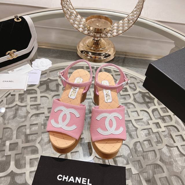 Chanel Ss24 New Arrival～ 小香经典坡跟凉鞋经典色春夏配色，简直是绝了 面料：原版开模布料 内里小羊皮！ 鞋型、材质、工艺、包装，同步正品