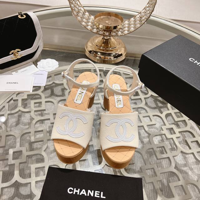 Chanel Ss24 New Arrival～ 小香经典坡跟凉鞋经典色春夏配色，简直是绝了 面料：原版开模布料 内里小羊皮！ 鞋型、材质、工艺、包装，同步正品