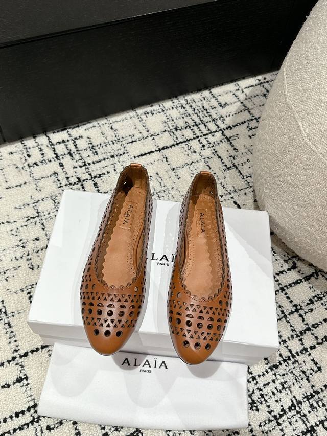 Alaia 24 新品 牛皮经典复古平底单鞋 阿莱亚经典复古镂空平底单鞋～满满的少女风，既摩登又复古的味道～非常的简约大气，不管半身裙，连衣裙～还是牛子裤，它都