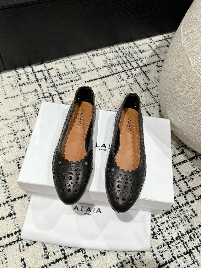 Alaia 24 新品 牛皮经典复古平底单鞋 阿莱亚经典复古镂空平底单鞋～满满的少女风，既摩登又复古的味道～非常的简约大气，不管半身裙，连衣裙～还是牛子裤，它都