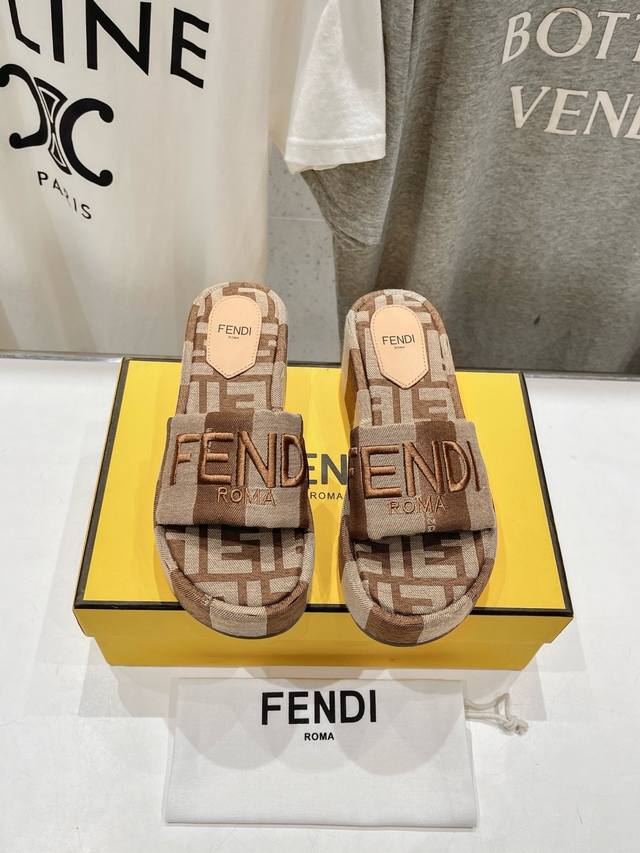 高版本出厂 Fendi*芬迪全新力作来袭！经典爆款的坡跟懒人拖，拥有顶级品质，乃是跑量爆款！请认准咱家的品质与做工哟！ 鞋面：进口原版编织材质 内里：采用山羊皮