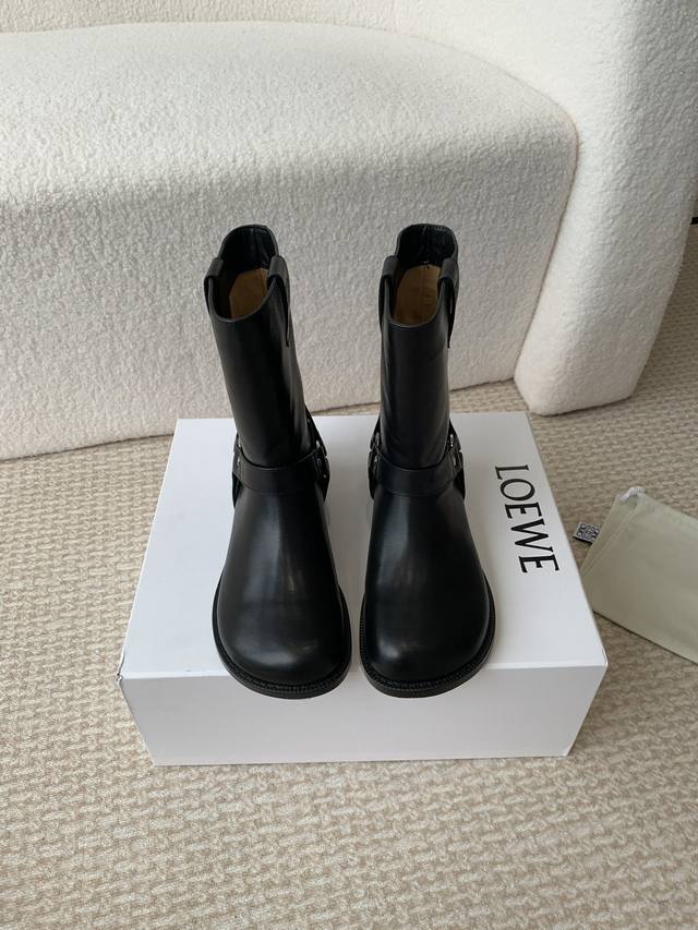 Loewe 罗意威 24Ss 秋冬新款 方跟厚底女靴套脚一脚蹬弹力靴牛皮平底时装靴短靴 简约大气时髦 耐看不过时 是时尚圈永不退潮的经典所在 复古的英伦风格 让