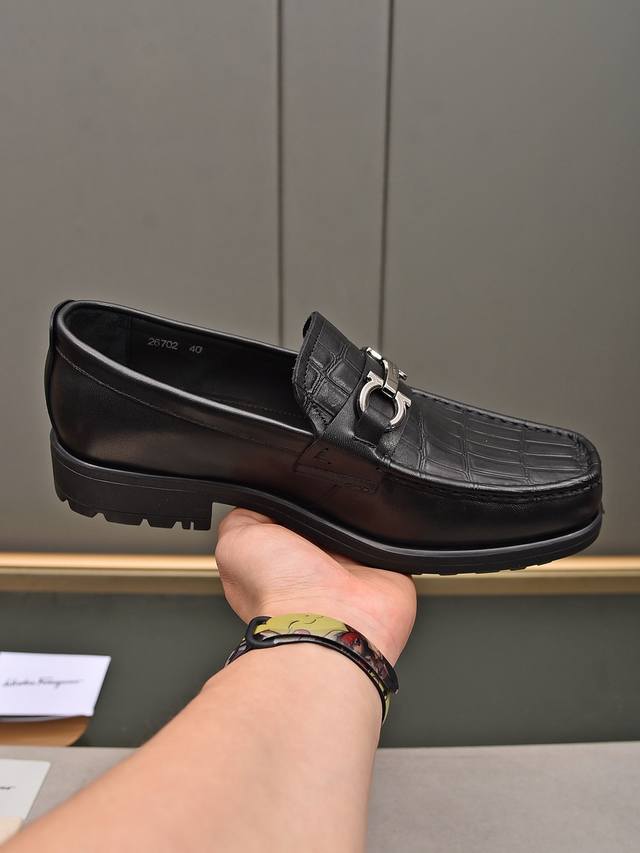 P 品牌：Ferragamo 菲拉格慕 码数：男码38 44 45可以定做 等级：官网同款 高端品质男鞋 材料：原版头层小牛皮 水染牛皮内里原版大底 款式类别