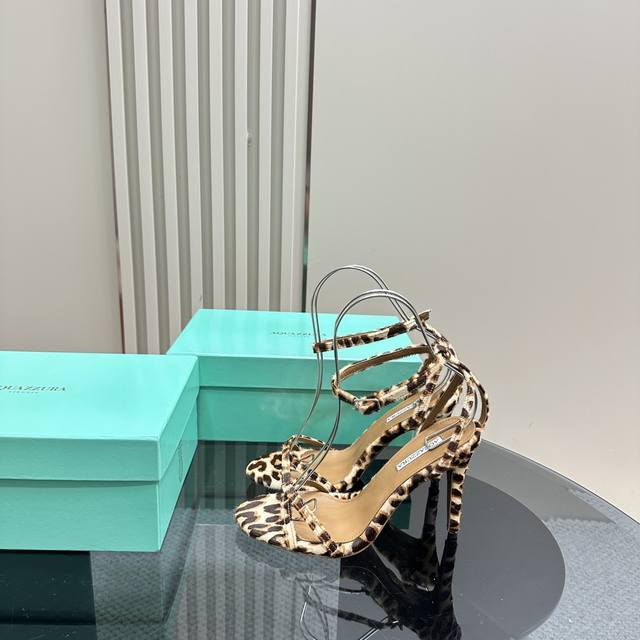 Aquazzura 2024新款凉鞋 代购品质 一字带设计高跟凉鞋 上脚超级有气质 既简洁又时髦 太闪太美啦 美出出新高度！ 交叉设计，时尚感满满 各路大博主都