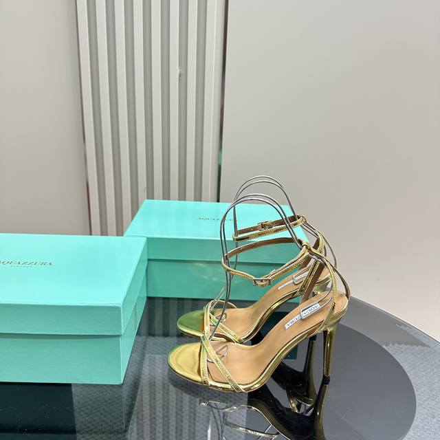 Aquazzura 2024新款凉鞋 代购品质 一字带设计高跟凉鞋 上脚超级有气质 既简洁又时髦 太闪太美啦 美出出新高度！ 交叉设计，时尚感满满 各路大博主都