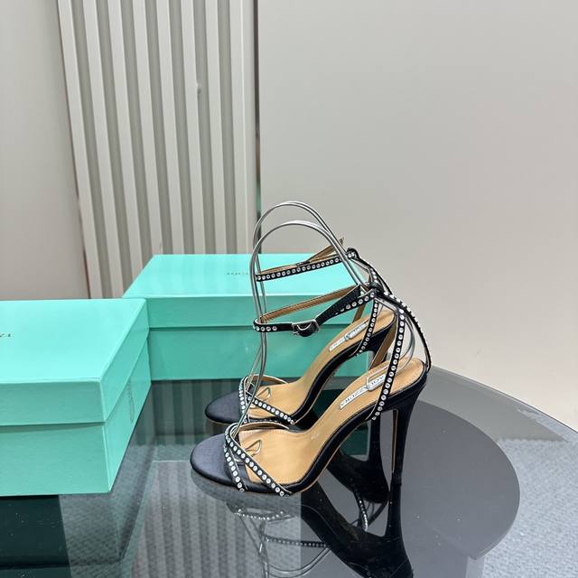 Aquazzura 2024新款凉鞋 代购品质 一字带设计高跟凉鞋 上脚超级有气质 既简洁又时髦 太闪太美啦 美出出新高度！ 交叉设计，时尚感满满 各路大博主都