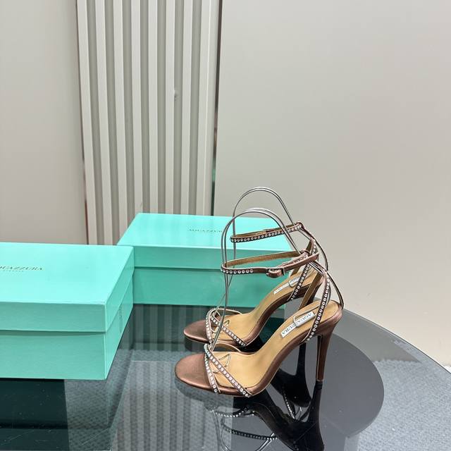 Aquazzura 2024新款凉鞋 代购品质 一字带设计高跟凉鞋 上脚超级有气质 既简洁又时髦 太闪太美啦 美出出新高度！ 交叉设计，时尚感满满 各路大博主都