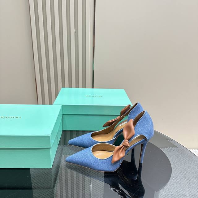 Aquazzura金菠萝2024 春夏新凉鞋 Aquazzura 菠萝意大利、王室贵族的钟爱、雍容华贵、气质高雅、官柜级品质鞋采用重工艺制成，简单大方 金色扭扭