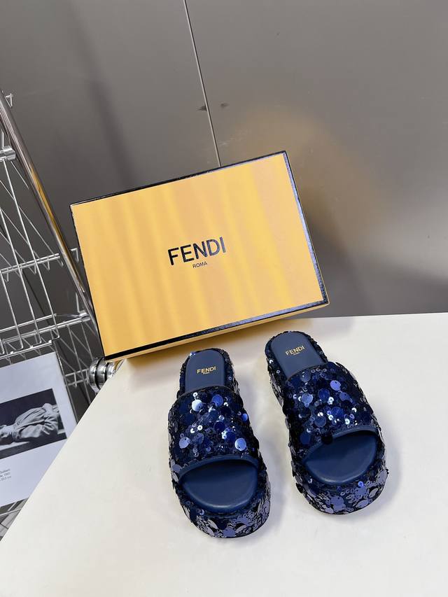 Fendi 芬迪走秀主推厚底系列，新品上线，芬具桌脚设计灵感改创于今年秀场的主推系列鞋履 当季新品拖鞋，众所周知，鞋子永远设计为高级感满满的，高端大气上档次且百