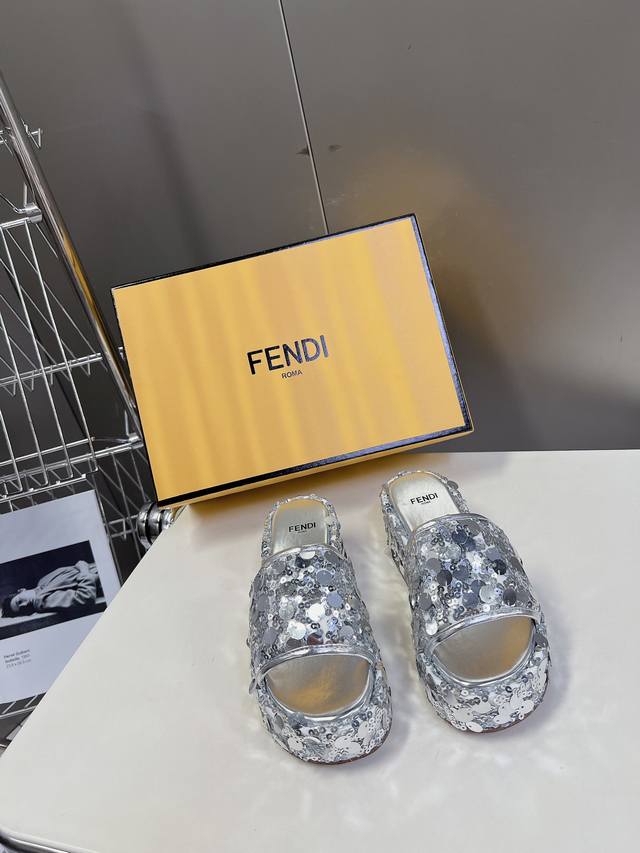 Fendi 芬迪走秀主推厚底系列，新品上线，芬具桌脚设计灵感改创于今年秀场的主推系列鞋履 当季新品拖鞋，众所周知，鞋子永远设计为高级感满满的，高端大气上档次且百