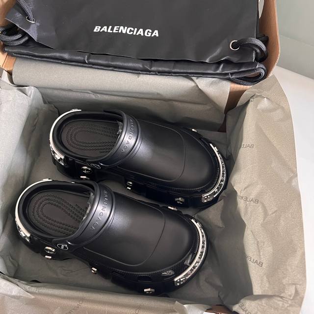 Balenciaga 情侣款 巴黎世家网红洞洞鞋 金属哑光圆头铆钉松糕包头镂空透气扣带厚底沙滩凉拖， 情侣款独家顶级版本 ～巴黎世家 23Vs春夏松糕厚底爆款凉