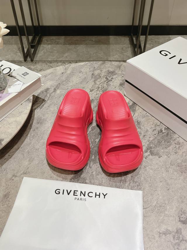 Givenchy纪梵希 全新marshmallow系列增高凉鞋 伶俐初夏轻盈动态 扭动质感幻想 染迷人色泽铺展足下风景 粉碎固有规则不规则鞋身酷感全开尽情玩转自