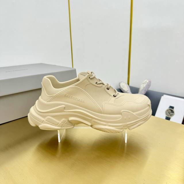 Balenciaga巴黎世家triple S 一体成型ip老爹鞋 经典的老爹鞋型搭配自然简约风格更加简洁实用 原版一体成型modo材质，舒适柔软. 非常轻盈 码