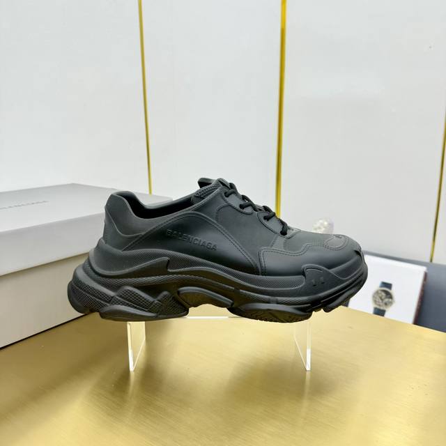 Balenciaga巴黎世家triple S 一体成型ip老爹鞋 经典的老爹鞋型搭配自然简约风格更加简洁实用 原版一体成型modo材质，舒适柔软. 非常轻盈 码