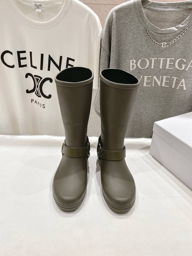 高版本出厂 Celine 赛琳24Ss夏季网红明星爆款雨靴系列 入手一款本季颜值爆表雨靴，国内专柜个位数限量，不是vic完全是拿不到的，我真是太幸运了，真是大爱