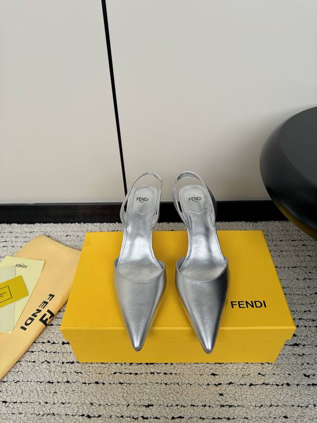 Fendi 24Ss 芬迪系列 双ff 高跟 凉鞋 采用锥形鞋头和金属踝带设计 ，鞋跟饰有金属selleria缝线及金属饰钉 互相呼应 展现出最前卫时尚舒服的设