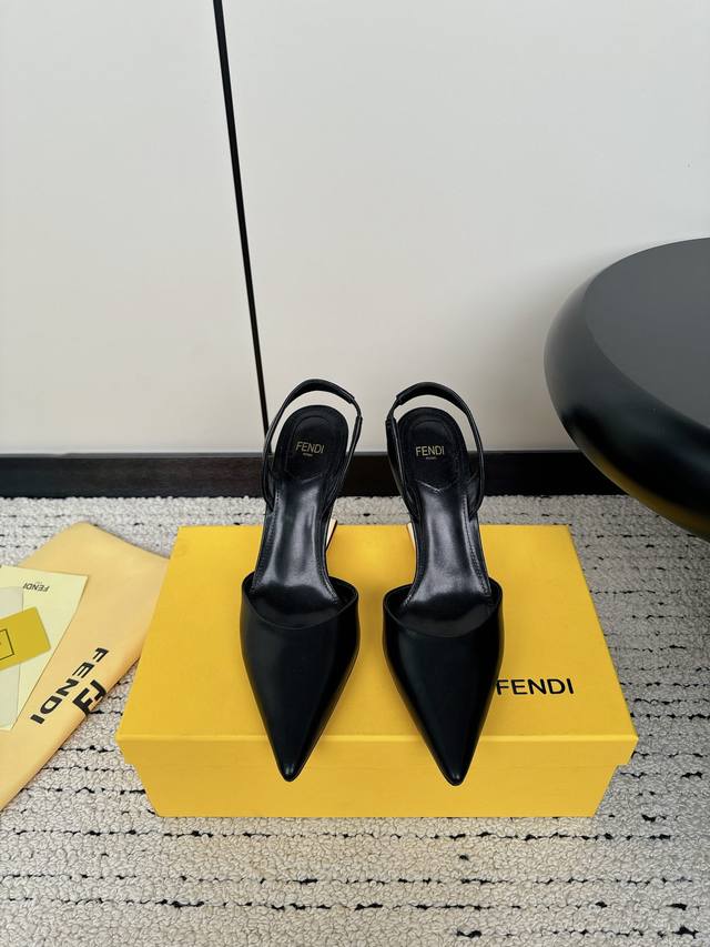 Fendi 24Ss 芬迪系列 双ff 高跟 凉鞋 采用锥形鞋头和金属踝带设计 ，鞋跟饰有金属selleria缝线及金属饰钉 互相呼应 展现出最前卫时尚舒服的设