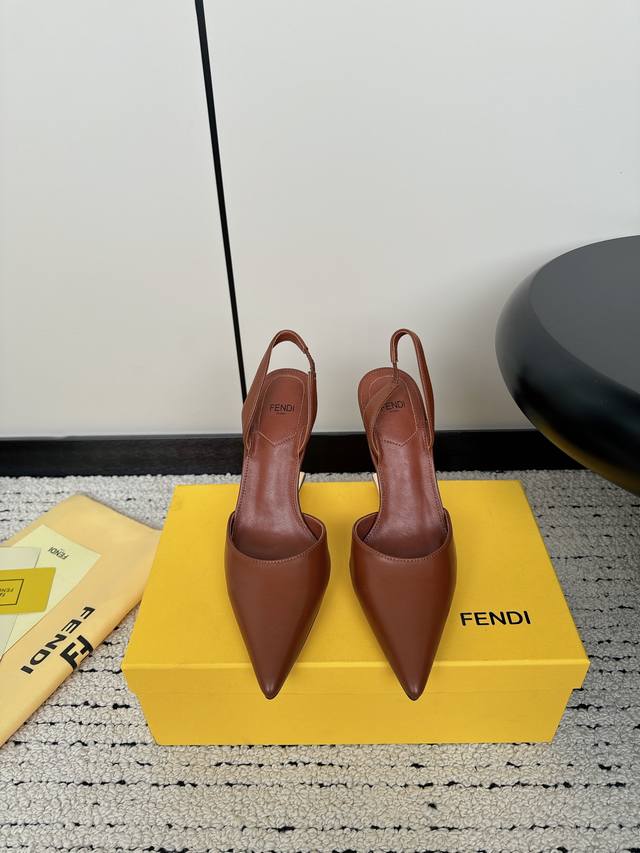 Fendi 24Ss 芬迪系列 双ff 高跟 凉鞋 采用锥形鞋头和金属踝带设计 ，鞋跟饰有金属selleria缝线及金属饰钉 互相呼应 展现出最前卫时尚舒服的设