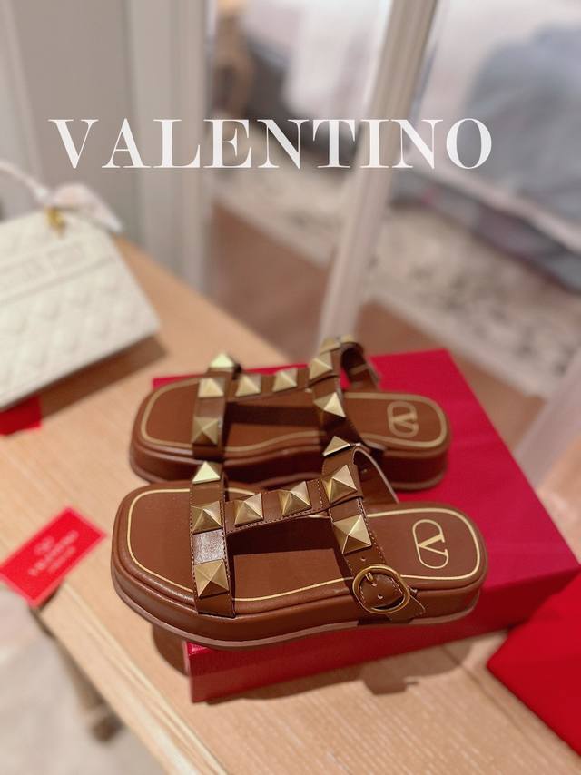 Valentino.华天伦奴专柜最新春款系列v家火铆爆钉金属元素厚底凉鞋. 上脚大气奢华艳丽. 细节完美. 精致耐看. 可任意配搭春夏秋美饰服丽. 面料:原版定