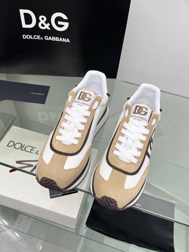 2024高端版本高质量原单品质 D0Lce & Gabbana 今年的主打款式 没有之一 超火超帅气的休闲鞋此款传承了d家一贯有点浮夸而不失时尚的风格 精湛的做